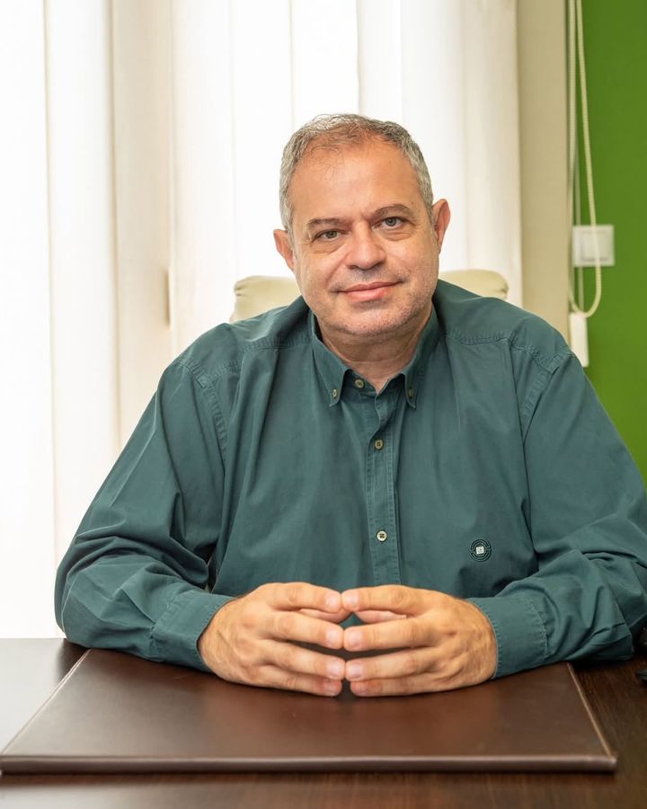 Ο Κωνσταντίνος Κουτρούπας, χειρουργός ωτορινολαρυγγολόγος, καθισμένος στο γραφείο του